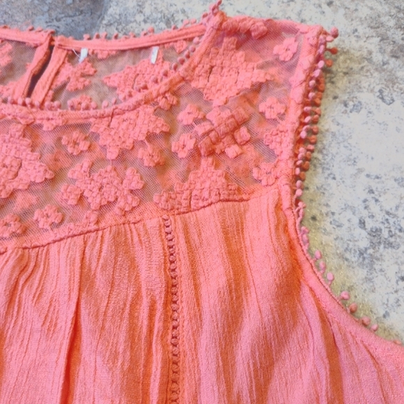 Embroidered tulle double layer sleeveless top - Picture 4 of 7
